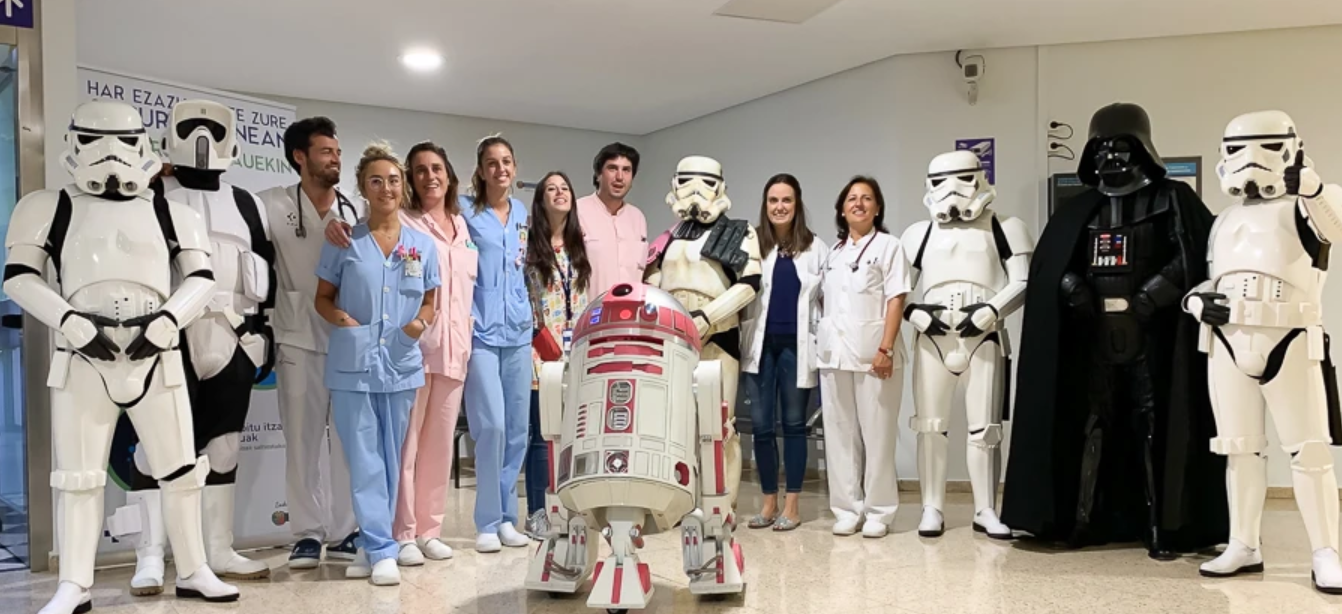 R2-KT visiting a hospital surrounded by the 501st Legion and the nursing staff